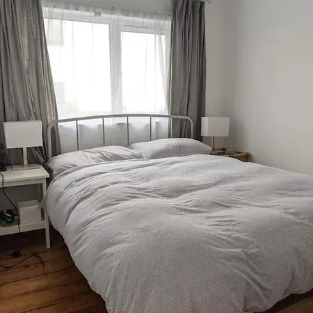 Entire House, Sleeps 2-6, Sunroom, Outside Yard 都柏林