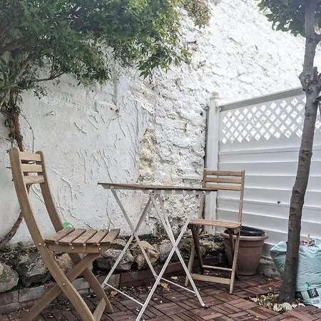 Holiday home Entire House, Sleeps 2-6, Sunroom, Outside Yard Dublin