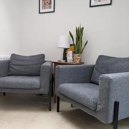 Entire House, Sleeps 2-6, Sunroom, Outside Yard Holiday home Dublin