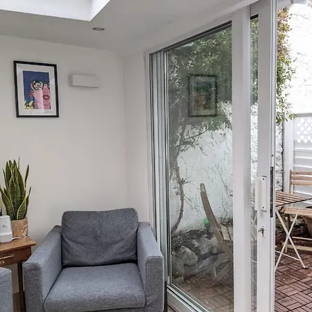 Entire House, Sleeps 2-6, Sunroom, Outside Yard 都柏林