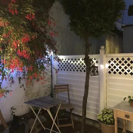 Entire House, Sleeps 2-6, Sunroom, Outside Yard דבלין