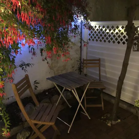 Entire House, Sleeps 2-6, Sunroom, Outside Yard Dublin