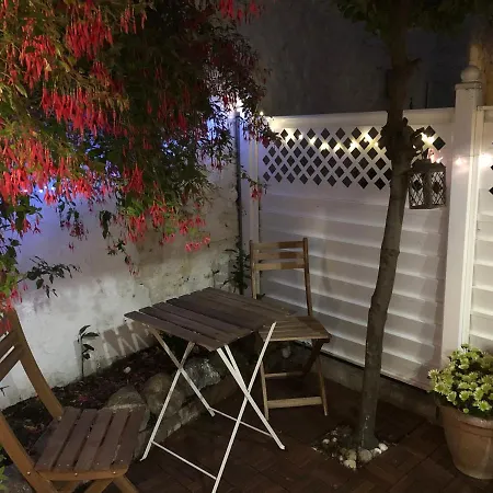 Entire House, Sleeps 2-6, Sunroom, Outside Yard Holiday home Dublin